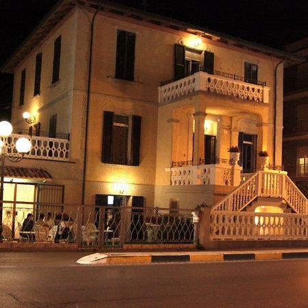Hotel Villa Laura Ρίμινι Εξωτερικό φωτογραφία
