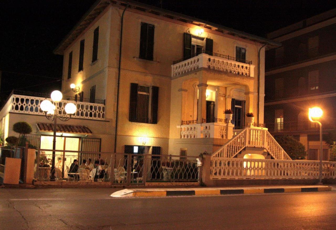 Hotel Villa Laura Ρίμινι Εξωτερικό φωτογραφία