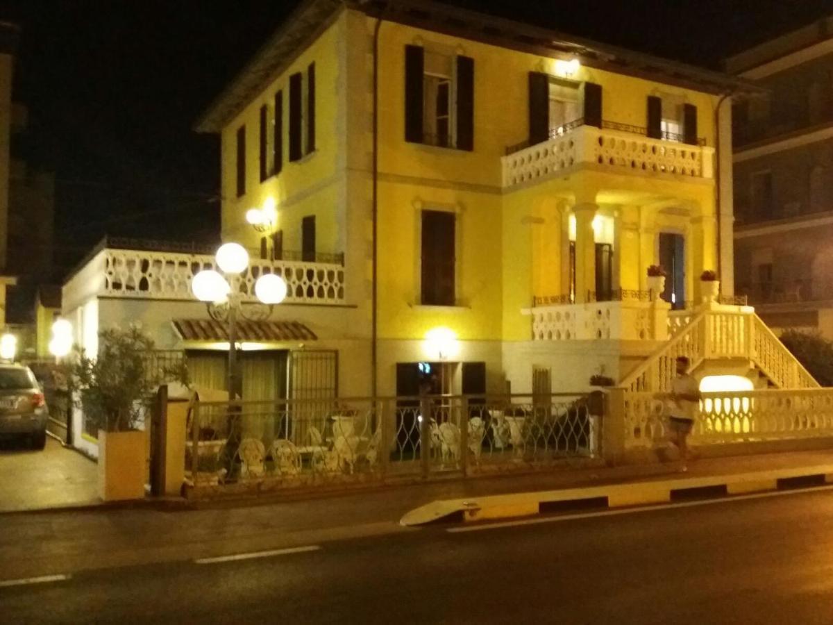 Hotel Villa Laura Ρίμινι Εξωτερικό φωτογραφία
