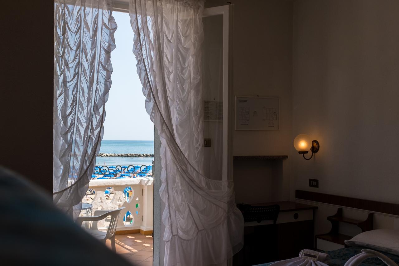 Hotel Villa Laura Ρίμινι Εξωτερικό φωτογραφία